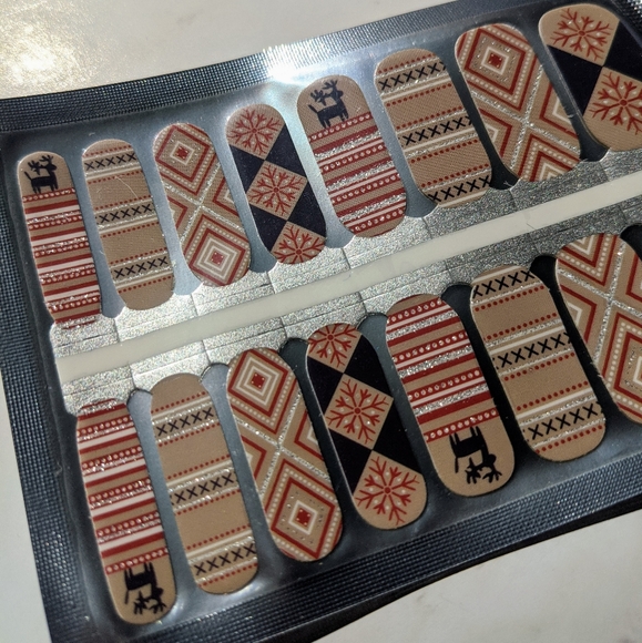 5 for $20 Nail Wraps- Winter's Knit - Picture 2 of 9